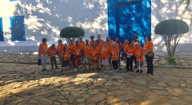 Prefeitura promove passeios turísticos e culturais para idosos do Vida Ativa Grupo de idosos posa para foto