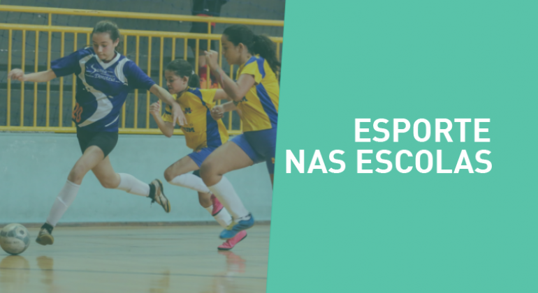 O evento, destinado aos estudantes do programa Escola Integrada, vai reunir 23 escolas municipais, com a participação de 500 alunos. Arte: PBH Três garotas jogam futsal; à direita, os dizeres "Esporte nas escolas"