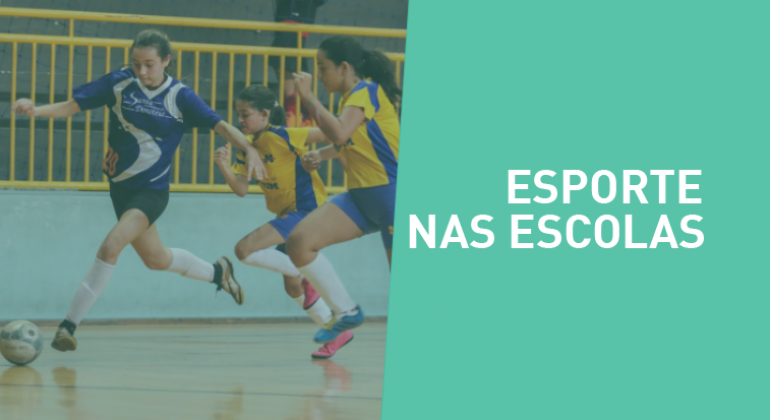  Três garotas jogam futsal; à direita, os dizeres "Esporte nas escolas"