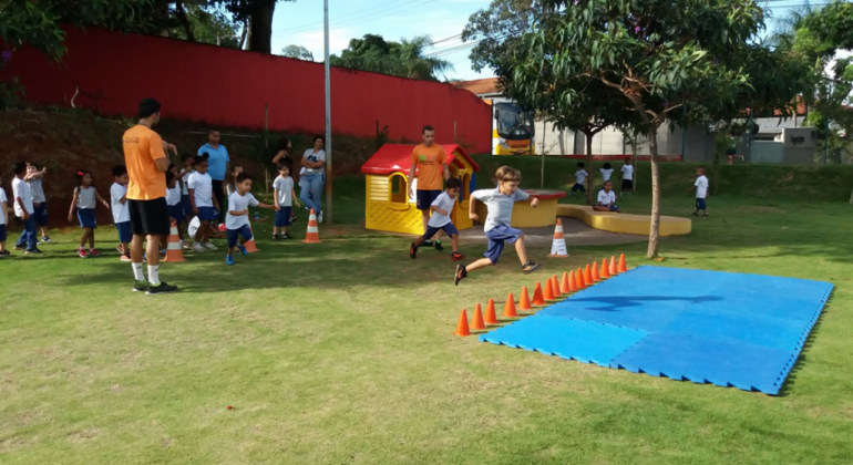 Programa Esporte Esperança atua em pelo menos 24 escolas de Educação Infantil e 10 creches parceiras da Prefeitura. Foto: Divulgação PBH Crianças correm em gramado