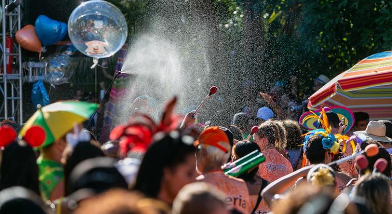 Urina de foliões do Carnaval de Belo Horizonte 2020 será transformada em Foliões curtindo o carnaval de Belo Horizonte