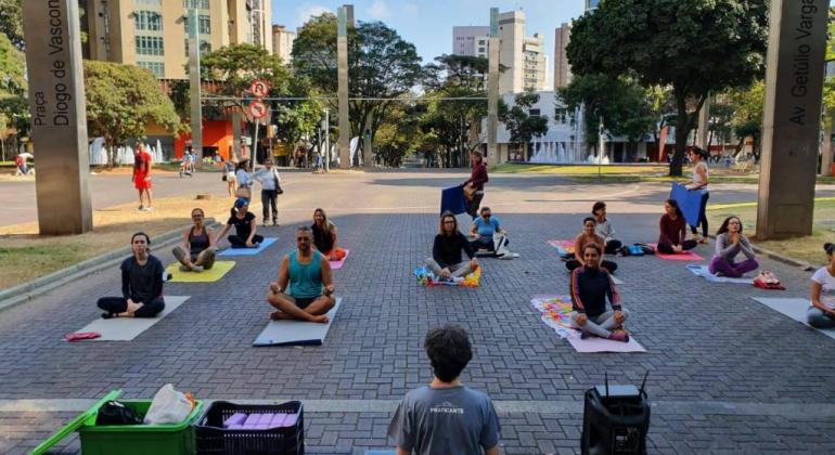 BH é da Gente oferece forró, aula de ioga e atividades recreativas neste domingo Projeto Yoga no Asfalto