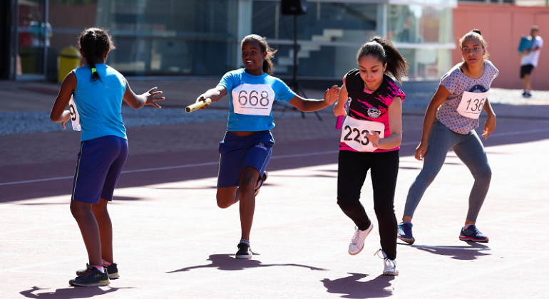 Prefeitura de Belo Horizonte Meninas disputam corrida de revezamento