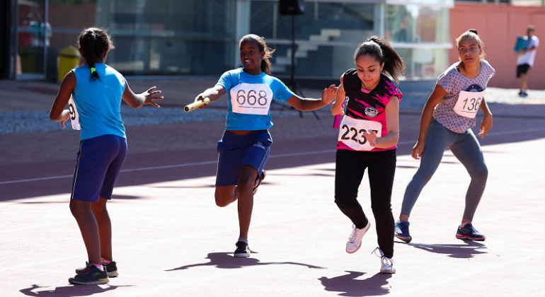 Meninas disputam corrida de revezamento