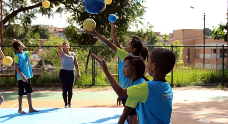 Polo esportivo da Prefeitura, na Leste, abre 70 vagas para diversas modalidades Crianças durante aula de ginástica rítmica