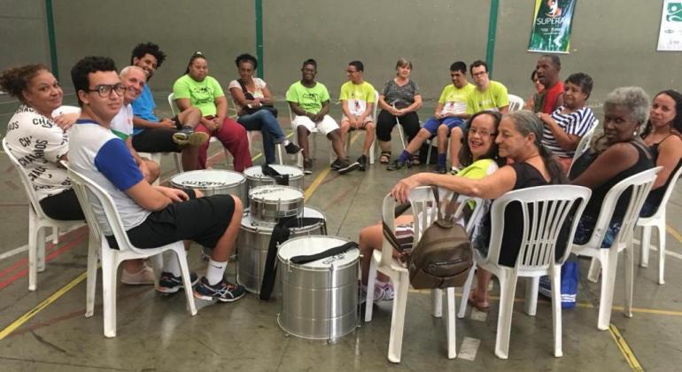 Alunos do Superar vão participar da abertura do desfile do Chama o Síndico Alunos do Superar ensaiando