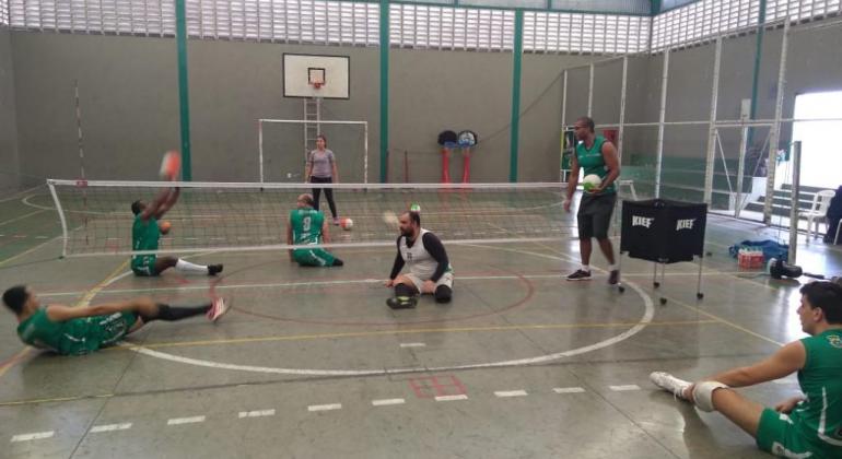 Atletas do volei sentado praticando o esporte