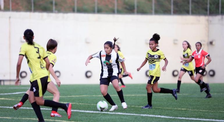 Programa Esporte Esperança oferece vagas para aulas de futebol amador