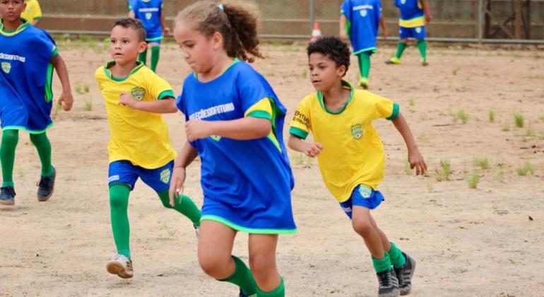 Alunos do Seleções do Futuro participam de festival de futebol neste sábado Alunos do Seleções do Futuro participam de festival de futebol neste sábado