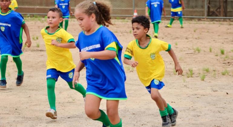 Alunos do Seleções do Futuro participam de festival de futebol neste sábado