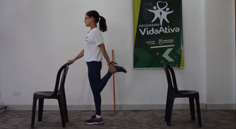 Prefeitura produz videoaulas de atividades físicas para pessoas acima de 50 anos Educadora física em videoaula