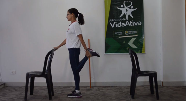 Educadora física em videoaula