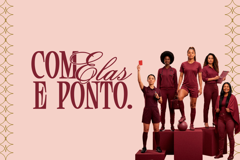 banner projeto Com Elas e Ponto. Banner horizontal em fundo rosa-claro com bordas ornamentadas a dourado. À esquerda, destaca-se em grandes letras de cor bordô a frase: "COM ELAS E PONTO." No canto da imagem, 5 mulheres do futebol: Arbitra, médica, jogadora, ténica e torcedora, usam vestes vermelho-vinho.