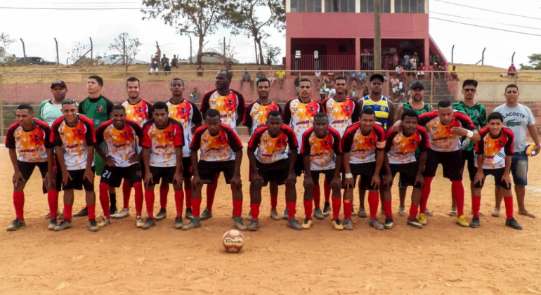 Jardinópolis x Vila Real e Cachoeirinha x Águia Negra são as próximas decisões da Copa Centenário de Futebol Amador Wadson Lima 2019. Foto: Fabio Várzea BH Mias de quinze integrantes de time de futebol, posando para foto, em campo, durante o dia.