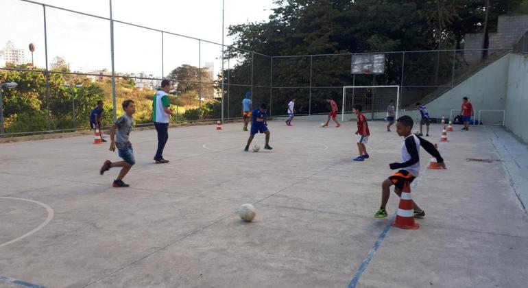 Crianças jogando futebol na escolinha da quadra Santa Rosa 