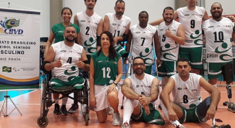 Com patrocínio da Prefeitura, torneios nacional e interestadual de vôlei para pessoas com deficiência acontecem nos dias 5 e 6/10. Foto: Carla Dantes Dez integrantes da equipe SADA de vôlei sentado posam para foto.