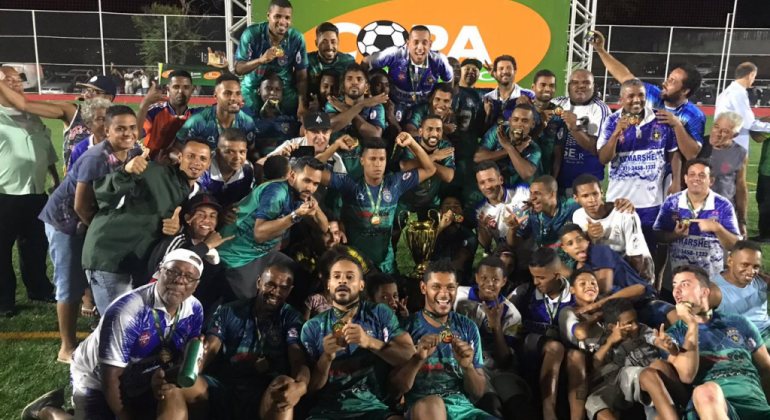 Na decisão por pênaltis, por 5 a 3, o Radiante venceu o ICA econquistou o título do módulo A da Copa Centenário de Futebol Amador 2019. Foto: Divulgação PBH Mais de trinta pessoas, entre membros de um time de futebol e torcedores, comemoram a vitória de uma categoria da Copa Centenário.