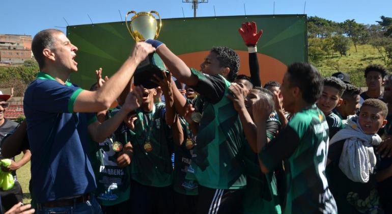 Secretário Elberto Furtado entrega a taça aos atletas Itamarense, campeão infantil.