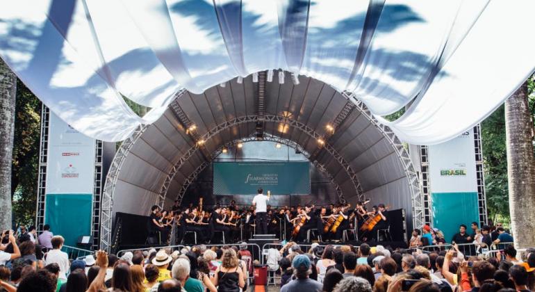 A apresentação da Filarmônica vai começar pontualmente às 11h, na Praça da Savassi, que terá 2.500 cadeiras para o público. Foto: Bruna Brandão Filarmônica de Minas Gerais se apresenta ao ar livre, com mais de cinquenta espectadores, durante o dia.