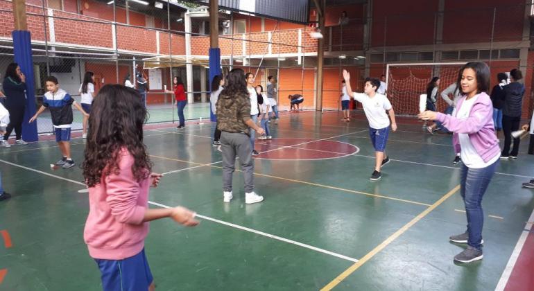 Programa Caminhar, da PBH, conscientiza alunos da rede municipal sobre a importância da atividade física para a saúde. Foto: Vilma Tomaz/PBH Mais de quinze alunos da rede municipal treinam peteca, divididos em duplas.