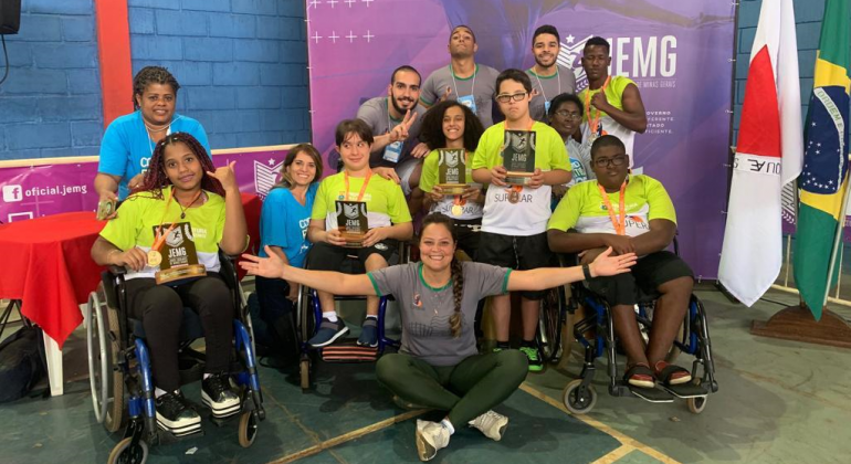 Atletas de programa da Prefeitura têm desempenho recorde e conquistam 40 medalhas e 11 troféus nos Jogos Escolares de Minas Gerais (JEMG). Foto: Divulgação PBH Treze pessoas, entre atletas do Superar e monitores, posampara foto; sete delas portam medalhas.