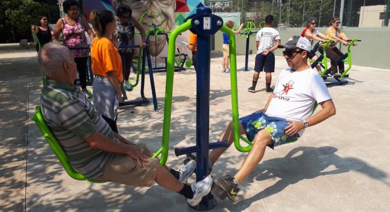 Caminhada orientada e exercícios na Academia a Céu Aberto estão presentes na nova modalidade de atividade física do programa da Prefeitura. Foto: Vilma Tomaz/PBH Cinco membros do programa Vida ativa fazem exercício na Academia a Céu Aberto, durante o dia.
