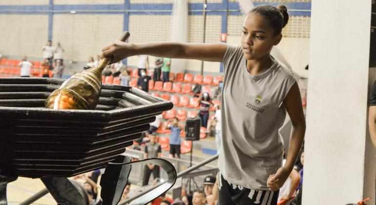 Menina faz ritual de abertura dos Jogos Escolares