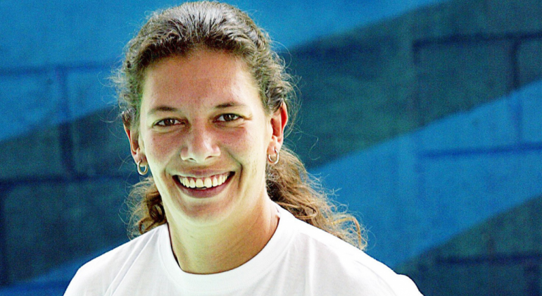 Foto da jogadora de vôlei Ana Moser, sorrindo.