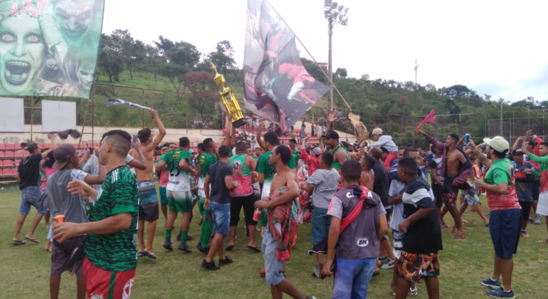 Novo Aarão Reis conquista a primeira divisão da Copa Centenário 2018 Time festeja título com a torcida. Há bandeiras e um troféu levantado