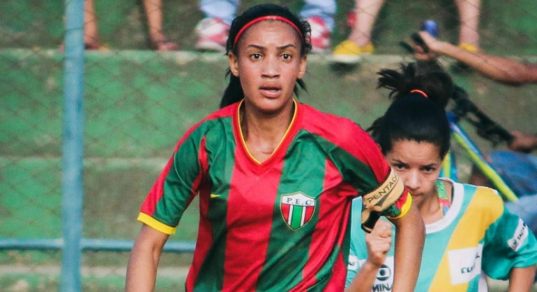 Bahia x Ferroviário, Paraíso x Contagem, Manchester x Interlagos e Prointer x Nacional são os confrontos pelas quartas de final da Copa. Foto: Divulgação Duas jogadoras de futebol em campo, durante o dia.