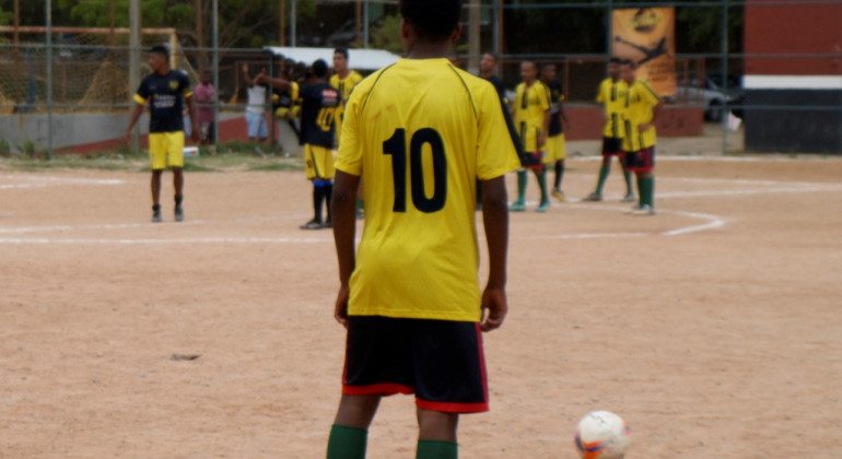 Quatorze confrontos são pelo módulo C, que corresponde à terceira divisão do campeonato e reúne 48 clubes divididos em 16 chaves de três. Foto: Ricardo Monteiro Sete homens jogando futebol, durante o dia.