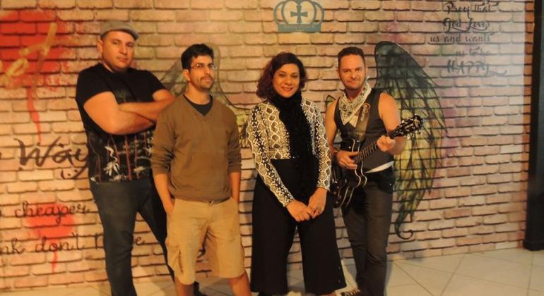 Foto da banda Danny Rock'n'Blues, com três homens e uma mulher. 