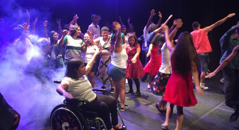 O Instituto São Rafael recebe espetáculo de alunos dançarinos do programa Superar na quinta-feira, dia 12/9. Foto: Divulgação PBH Mais de quinze crianças, incluindo uma cadeirante, se apresenta no teatro.