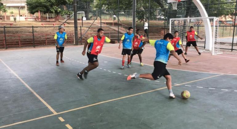 PBH abrirá inscrições para 380 vagas em oficinas esportivas Atletas jogando futebol numa quadra de esporte