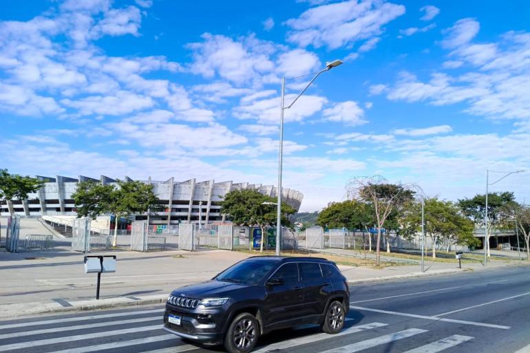 Operação de trânsito para o jogo Cruzeiro x Athletico-PR no Mineirão, neste domingo (6) Vista do Mineirão, com veículo circulando em via próxima ao estádio.