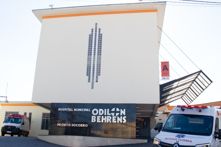Hospital Odilon Behrens conquista o mais alto reconhecimento internacional pelo atendimento a casos de AVC Fachada do Hospital Odilon Behrens com ambulâncias ao lado.