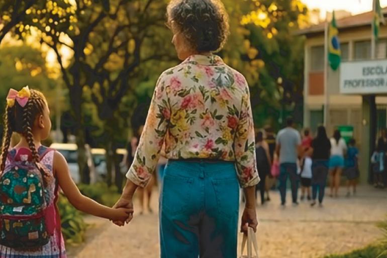 Imagem gerada por Inteligência Artificial, mostra uma mulher de costas vestindo calça jeans e camisa florida, segurando a mão de uma criança, também de costas, de tranças e mochila nas costas
