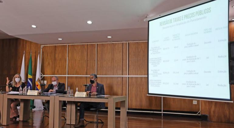 Maria Caldas, João Fleury e André Reis dando coletiva à imprensa