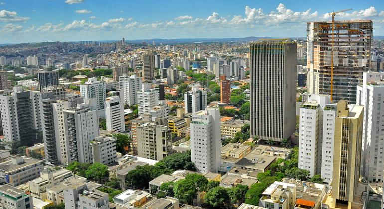 Donos de imóveis afetados por chuvas têm facilidade ao pedir de remissão de IPTU Vista aérea de Belo Horizonte