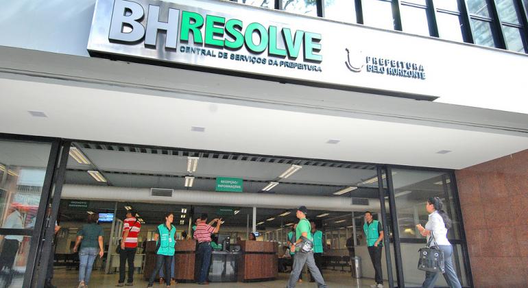 Agendamento online agiliza atendimento para quem deseja a revisão de IPTU Cidadãos vão ao BH Resolve solicitar serviços