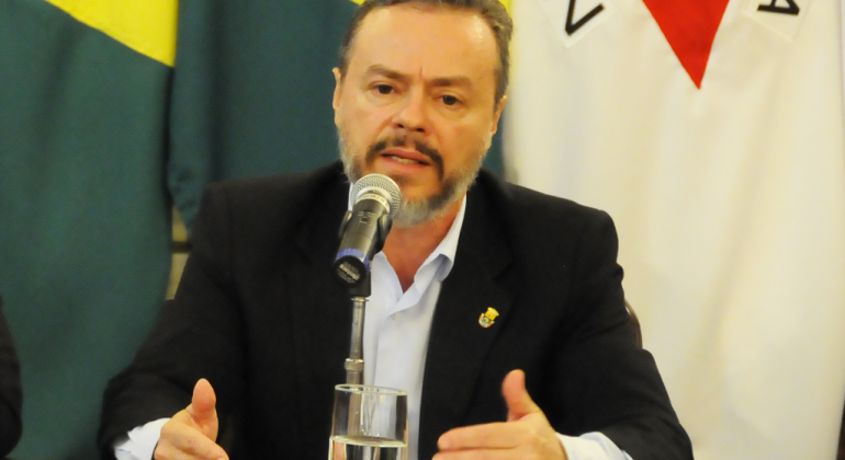 Prefeitura apresenta avanços na desburocratização de serviços Homem fala ao microfone