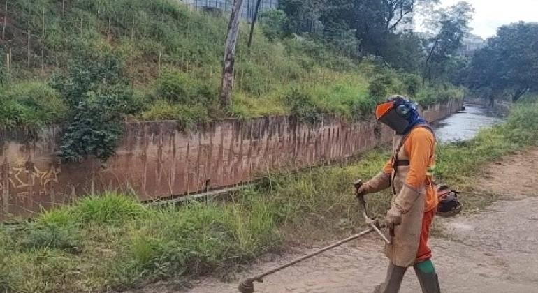 Córrego Ferrugem passa por limpeza para conter enchente na Teresa Cristina