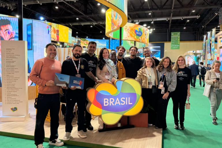 BH promove internacionalização do Menuuh em evento de turismo na Argentina Representantes da Belotur, do Sebrae Minas e da Embratur, ao lado de empreendedores do projeto Menuuh!, catálogo de experiências turísticas de Belo Horizonte, posam no estande de promoção turística da Embratur durante a Feira Internacional de Turismo (FIT), em Buenos Aires, na Argentina.