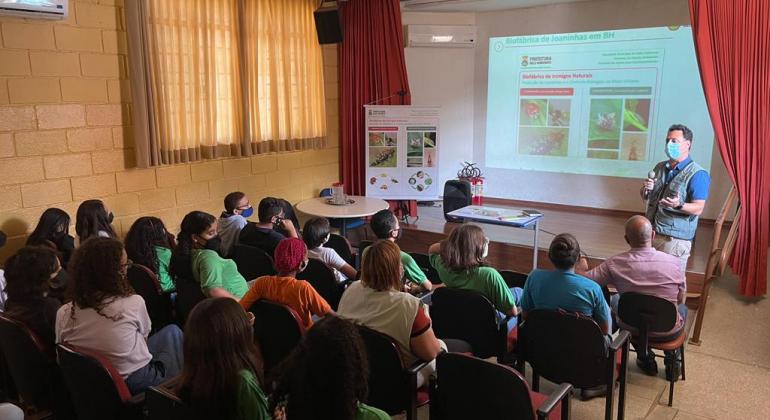 Biofábrica de Joaninhas leva conhecimento às aulas de ciências da Escola Municipal Tristão da Cunha Palestra com os estudantes