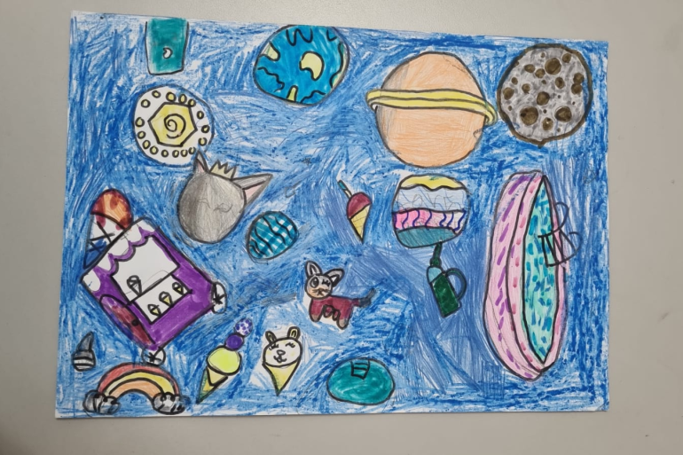 Desenho infantil colorido visto de cima. 