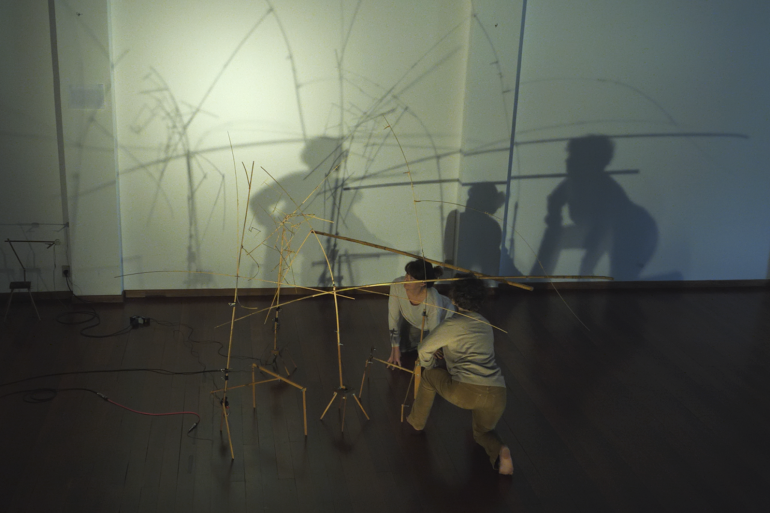 Teatro Marília recebe espetáculo que explora improvisação entre som e movimento