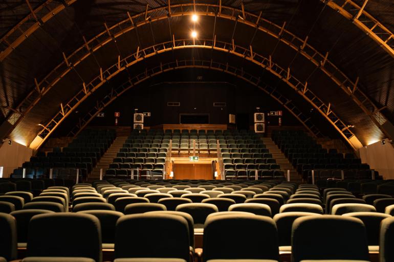 Teatro Francisco Nunes recebe releitura do clássico “Os 3 Porquinhos” 