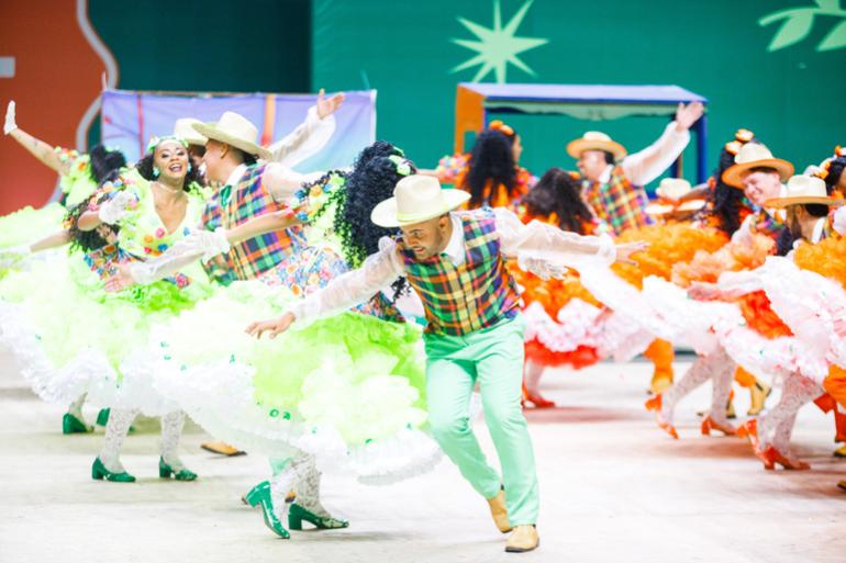 Quadrilhas do Grupo de Acesso abrem a disputa do Concurso Municipal do Arraial de Belô nesta sexta-feira (24) A quadrilha Fulô de Laranjeira se apresenta no Arraial de Belô 2024 durante a disputa do Concurso Municipal de Quadrilhas, na categoria Grupo de Acesso, realizada no Mineirinho.