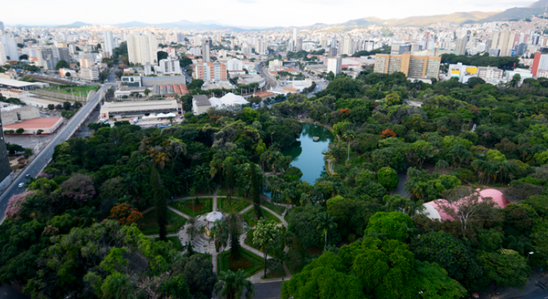 Imagem aérea de Parque Muncipal Américo Renné Giannetti durante o dia. Ao fundo, prédios e horizonte.