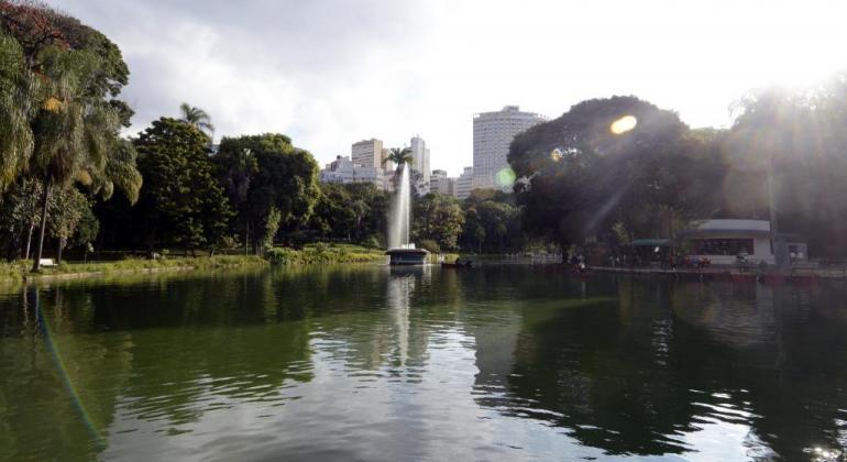 Confira os principais eventos gratuitos que acontecem em BH neste fim de semana. Foto: Amira Hissa/PBH Lago e chafariz do Parque Municipal